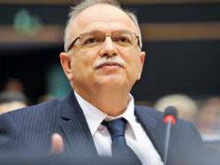 Πιο συγκεκριμένα, ο Ευρωπαίος Επίτροπος τηρεί αποστάσεις από την έκθεση της Oxfam και τον ορισμό που η διεθνής οργάνωση δίνει στην έννοια του φορολογικού παραδείσου. Αντ’ αυτού, εξηγεί πως η Κομισιόν “συνεργάζεται με τα κράτη-μέλη για τον εντοπισμό των μη συνεργάσιμων δικαιοδοσιών τρίτων χωρών”, ενώ υπόσχεται πως “η διαδικασία κατάρτισης του σχετικού καταλόγου θα πρέπει να έχει ολοκληρωθεί έως τα τέλη του 2017”. Ωστόσο, ο κ. Μοσκοβισί υπογραμμίζει ότι “τα ζητήματα φοροδιαφυγής συχνά έχουν αποκλειστικά εσωτερική διάσταση και τα κράτη-μέλη τα αντιμετωπίζουν με βάση την εθνική νομοθεσία”.