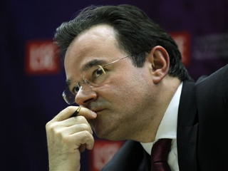 Τον Οκτώβριο του 2009 ο Γιώργος Παπακωνσταντίνου ανελάμβανε το υπουργείο Οικονομικών και, συνεχίζοντας το ρεσιτάλ δημαγωγίας και ανευθυνότητας, στην βάση του συνθήματος «λεφτά υπάρχουν» στις 20 Νοεμβρίου υποσχόταν σε 2,56 εκατομμύρια πολίτες επιδόματα αλληλεγγύης από 300 έως 1.300 ευρώ. Με άλλα λόγια, επιβάρυνε τον προϋπολογισμό του κράτους, που ήταν δραματικά ελλειμματικός, με 1,2 δισεκατ. ευρώ, τονίζοντας ότι το χρήμα αυτό θα εισπραχθεί από έκτακτη φορολόγηση των μεγάλων επιχειρήσεων.