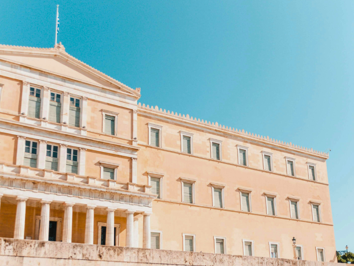 Είναι φανερό πως ο Πρωθυπουργός δεν πανηγυρίζει για το γεγονός πως η αντιπολίτευση είναι περίπου ανύπαρκτη.