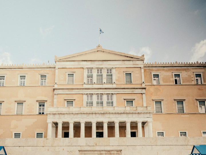 Οι λεγόμενοι «προοδευτικοί», σφετεριστές της έννοιας του προοδευτικού, κάτι που οι πολίτες το έχουν αντιληφθεί, ο μόνος τρόπος να βγουν από την αφάνεια και να επιδιώξουν την εξουσία, είναι να εγκαταλείψουν εύηχες μεν αλλά ανεφάρμοστες έννοιες.