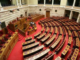 Οι εκλογές δεν λειτουργούν ως μέσο για την έκφραση και πραγμάτωση του κοινωνικού συμφέροντος, οπότε η κοινωνική πλειοψηφία δεν ενδιαφέρει ως κριτήριο για την συγκρότηση της κυβέρνησης. Εξάλλου ούτε και οι πολίτες λειτουργούν με αυτή την λογική. Το πελατειακό σύστημα έχει υποκαταστήσει το κοινωνικό συμφέρον, ενώ η κοινωνία δεν διαθέτει δυναμικές κοινωνικές δομές (κοινωνία πολιτών), οι οποίες θα το διαμορφώσουν και θα το εκφράσουν.