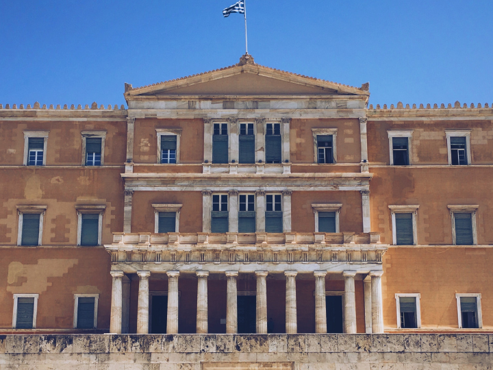 Από τους πιο σκληρούς είναι οι εργατοπατέρες των εκπαιδευτικών, τους οποίους εκλήθη να αντιμετωπίσει η κ. Κεραμέως. Η αντιμετώπισή της ήταν σθεναρή και επικεντρωνόταν σε τρία σημεία.