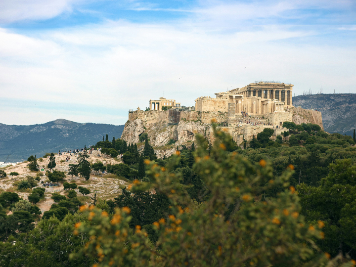Εάν σήμερα κλονίζονται οι βασικοί πυλώνες της Δημοκρατίας: «Το βουλευόμενον» η νομοθετική, «το δικάζον», «το περί τας αρχάς» η εκτελεστική, οφείλεται στην απώλεια της ανεξαρτησίας τους.