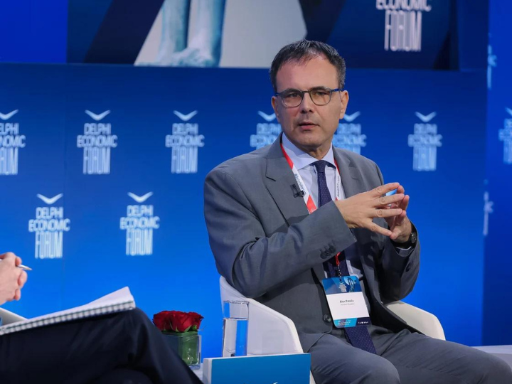 Σε ερώτηση του Simon Nixon, Editor του Wealth of Nations, για το τραπεζικό σύστημα, ο κ. Πατέλης παραδέχθηκε ότι, ενώ αυξάνεται ο δανεισμός προς τις μεγάλες εταιρείες, στα νοικοκυριά η χρηματοδότηση είναι σε πολύ χαμηλά επίπεδα, γι’ αυτό και πρέπει να αλλάξει το μείγμα και να δοθούν πιο πολλά στεγαστικά δάνεια, μιας και οι περισσότερες αγοραπωλησίες ακινήτων γίνονται χωρίς δανεισμό.