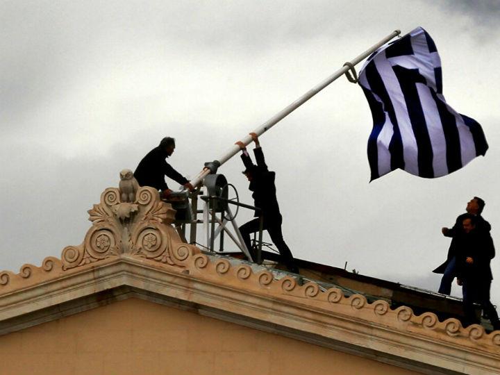 Η πολιτική και πολιτειακή ηγεσία επιχείρησε να τονώσει το λαϊκό φρόνημα στις κρίσιμες μέρες που διανύουμε. Ορισμένοι πολιτικοί αρχηγοί έκαναν λόγο για την ανάγκη ενός «νέου πατριωτισμού» που απαιτείται, ώστε να μπορέσει να ανταπεξέλθει η χώρα στις συνθήκες της σύγχρονης εποχής.
