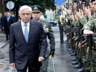 Η εξέλιξη αυτή, σε συνδυασμό με την αντιδυτική ρητορεία του Τούρκου προέδρου στο εσωτερικό, απομακρύνει την Τουρκία από την Ευρώπη, πράγμα που ο κ. Ερντογάν βλέπει σήμερα με ανησυχία. Καταλαβαίνει, δηλαδή, ότι και ο ίδιος έκανε λάθος επιλογές και, κατά την εκτίμησή μας, θέλει να δείξει καλή θέληση προς την Ευρώπη μέσω του Έλληνα προέδρου.