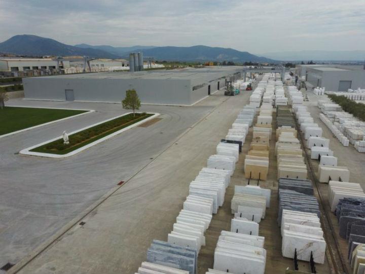 Από τον ψηλότερο ουρανοξύστη της Νέας Υόρκης μέχρι τα κεντρικά γραφεία του τεχνολογικού γίγαντα «Huawei» στην Κίνα και από το τετραώροφο κατάστημα του οίκου «Chanel» στο Μανχάταν ώς τον πύργο «South Beach Tower» στη Σιγκαπούρη, τα μάρμαρα που έχουν χρησιμοποιηθεί έχουν ένα κοινό: φέρουν την υπογραφή του ελληνικού ομίλου “Παυλίδης Α.Ε. Μάρμαρα Γρανίτες”.