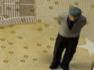 Οι Έλληνες έχασαν ιδρώτα, περιουσίες, προσδοκία. Χάνουν ψυχική και σωματική υγεία. Παίζουν με την αβεβαιότητα καθημερινά. Οι αγχώδεις διαταραχές και οι αρρώστιες δεν κάνουν πλέον διακρίσεις. Ο Ελληνας μοιάζει απροστάτευτος και ανασφάλιστος και για την ζωή και για την περιουσία του.