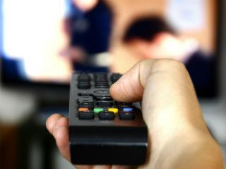 Η ουσία είναι ότι χιλιάδες Έλληνες θα πουν ’’καιρός ήτανε’’ να κλείσουν κάποια κανάλια. Ίσως μερικοί να προχωρήσουν ένα βήμα περισσότερο: Να ξεχάσουν τα ψέματα της κυβέρνησης για την οικονομία και να του πουν ’’καλά έκανες’’ για τα κανάλια. Το ζάπινγκ όμως από τον καναπέ θα είναι μικρότερο και οι επιλογές λιγότερες. Η επιλογή ευνουχίζεται και μικραίνει επικίνδυνα την ίδια ώρα που οι λογαριασμοί του ΕΝΦΙΑ, της εφορίας, των τραπεζών ,της ΔΕΗ, των Ταμείων, θα παραμείνουν πάνω στο τραπέζι στο μέσο της απόστασης καναπέ-τηλεόρασης. 