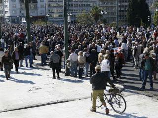 Πολλές επιχειρήσεις λειτουργούν με βραχυπρόθεσμες προοπτικές και ασχολούνται μόνον με άμεσα γεγονότα. Η συμπεριφορά αυτή, όμως, ακυρώνει κάθε δυνατότητα δημιουργικής μάθησης και τελικά απομακρύνει την επιχείρηση από τον προβληματισμό για το μέλλον. Ακόμα χειρότερα, όταν διαπράττονται σοβαρά λάθη τα οποία είναι αποτέλεσμα κοντόθωρων επιλογών, το κλασσικό σύνδρομο είναι οι ευθύνες να φορτώνονται …στους άλλους. Δηλαδή, σε αποδιοπομπαίους τράγους ή σε εξωτερικούς εχθρούς. Όλοι αρνούνται να δουν τί συμβαίνει στον κήπο τους, με άμεση συνέπεια για την λειτουργία και την ζωή της επιχείρησης την παραλυσία και την εγκατάσταση κλίματος γενικευμένης καχυποψίας, γεγονός ολέθριο από κάθε άποψη.