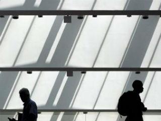 Ο μεγάλος αντίπαλος των δυνάμεων αυτών είναι η ελευθερία ως έννοια και, ασφαλώς, ως πρακτική. Και είναι η ελευθερία διότι ο άνθρωπος που θέλει να είναι πραγματικά ελεύθερος αναζητά σε όλη του την ζωή την γνώση. Θέλει να μαθαίνει, για να καταλαβαίνει και άρα να διευρύνει τον ορίζοντα της κριτικής του σκέψης. Όμως, για τους «κατόχους της αλήθειας», ένας τέτοιος άνθρωπος είναι επικίνδυνος –τού αρέσει να ρωτά και να προβληματίζεται. Συνεπώς, για τους διάφορους –αυτόκλητους, συνήθως– «μεσσίες», «σωτήρες» και λοιπούς πωλητές σανού, ένας τέτοιος άνθρωπος είναι πολύ κακός πελάτης και δύστροπος ακροατής.