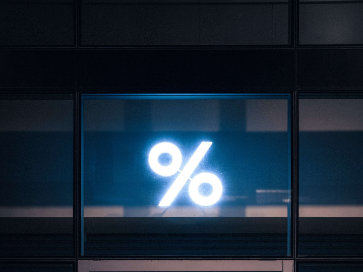 «Ό,τι και να γίνει, μπροστά μας βρίσκεται ένα τετράμηνο κρίσιμων επιλογών των 5εκ. περίπου Ελλήνων ψηφοφόρων, αφού αυτοί θα οδηγήσουν τις εξελίξεις, όπως συμβαίνει στις δημοκρατίες και στην Ελλάδα λειτουργεί ακόμα, κοντή, στραβή, ανάποδή και με ελλείψεις η Προεδρευόμενη Κοινοβουλευτική Δημοκρατία.»