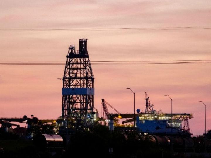 Οι περισσότερες χώρες αντιμετωπίζουν μεγάλη μείωση της βιομηχανικής παραγωγής και της εμπορικής δραστηριότητας άρα και της κατανάλωσης ενέργειας. Οι άνθρωποι δεν κινούν τα αυτοκίνητά τους εφόσον υπάρχουν περιορισμοί στην κυκλοφορία και πρέπει να «μείνουν σπίτι». 