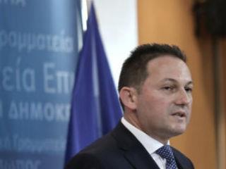 Αναφερόμενος στο σχεδιασμό της κυβέρνησης ο ίδιος σημείωσε ότι έως το καλοκαίρι θα είναι έτοιμα όλα τα κλειστά προαναχωρησιακά κέντρα στα νησιά, ενώ προτεραιότητα έχει η Σάμος, η οποία φιλοξενεί πάνω από 7.000 πρόσφυγες και μετανάστες.