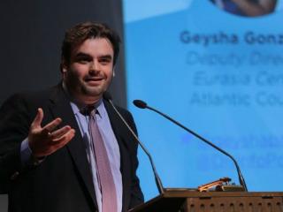 Στο πλαίσιο μιας επίθεσης που θα γινόταν γνωστή με τις ονομασίες Shamoon και Disttrack, λέξεις που βρέθηκαν στον κώδικα του προγράμματος, οι χάκερ ανέπτυξαν έναν ιό τον οποίο εισήγαγε μέσω συσκευής USB στο δίκτυο υπολογιστών της Saudi Aramco ένας κακόβουλος υπάλληλος της εταιρείας. Όπως σε ένα ξέσπασμα επιδημίας γρίπης, ο ιός εξαπλώθηκε ραγδαία από υπολογιστή σε υπολογιστή, περνώντας από τον «ασθενή μηδέν» σε μεγάλο τμήμα του τεράστιου εταιρικού δικτύου της Saudi Aramco.