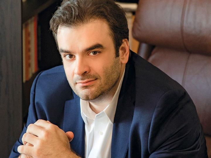 Τον ψηφιακό εκσυγχρονισμό του Δημοσίου, με στόχο να οικοδομήσει το ψηφιακό κράτος της επόμενης δεκαετίας, επιταχύνει η ελληνική κυβέρνηση. “Όχημα” προς αυτήν την κατεύθυνση αποτελεί ο Κώδικας Ψηφιακής Διακυβέρνησης, ο οποίος, μεταξύ άλλων, ανοίγει τον δρόμο για μία σειρά από ηλεκτρονικές καινοτομίες προς όφελος πολιτών και επιχειρήσεων.