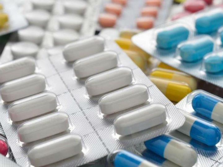 Οι ελληνικές φαρμακοβιομηχανίες απασχολούν 11.000 εργαζόμενους, μέγεθος που αναλογεί στο 60% της συνολικής απασχόλησης του κλάδου. Η συνολική επίδραση της ελληνικής φαρμακοβιομηχανίας στην απασχόληση φθάνει τις 53.000 θέσεις εργασίας εάν συνυπολογιστούν οι θέσεις εργασίας που αφορούν συναφείς κλάδους που σχετίζονται με την ανάπτυξη και παραγωγή φαρμάκων.