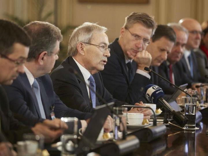 «Η χώρα είχε, πριν υιοθετήσουμε το κοινό νόμισμα, και έχει ακόμα, ιδιαίτερα λόγω των συνεπειών της τριπλής κρίσης (χρέους μεταξύ 2009- 2014 πολιτικής ανυποληψίας 2015- 2018 και της εξελισσόμενης πανδημίας που δεν θα τελειώσει- αν όλα πάνε καλύτερα- παρά προς το τέλος της επόμενης χρονιάς) ένα τεράστιο επενδυτικό κενό.»