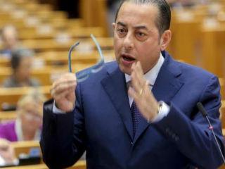 Οι σοσιαλιστές υποστηρίζουν ότι η νέα συντηρητική συμμαχία δεν έχει την απόλυτη πλειοψηφία για να περάσει τη νομοθεσία και, ως εκ τούτου, θα «χτυπήσει την πόρτα μας για υποστήριξη». Η Ευρωπαϊκή Επιτροπή θα βρει επίσης ένα «λιγότερο ομοιογενές» Κοινοβούλιο μετά τις εκλογές, γεγονός που καθιστά πιο δύσκολο να εξασφαλίσουν μια πλειοψηφία, πιστεύουν οι σοσιαλιστές. «Δεν μπορεί να νομοθετήσει για το Brexit ή τη μετανάστευση χωρίς εμάς. Δεν μπορούμε να φανταστούμε ένα σενάριο όπου θα πάρει υποστήριξη από τους αντιευρωπαϊστές», δήλωσε μια πηγή, αναφερόμενη στην παραδοσιακά φιλοευρωπαϊκή στάση του ΕΛΚ και του ALDE. «Είμαστε επίσης διαμορφωτές των εξελίξεων στην Ευρωπαϊκή Επιτροπή, καθώς, πρέπει και αυτή να πάρει την έγκρισή μας για να περάσει τη νομοθεσία», δήλωσε ο σοσιαλιστής ευρωβουλευτής.