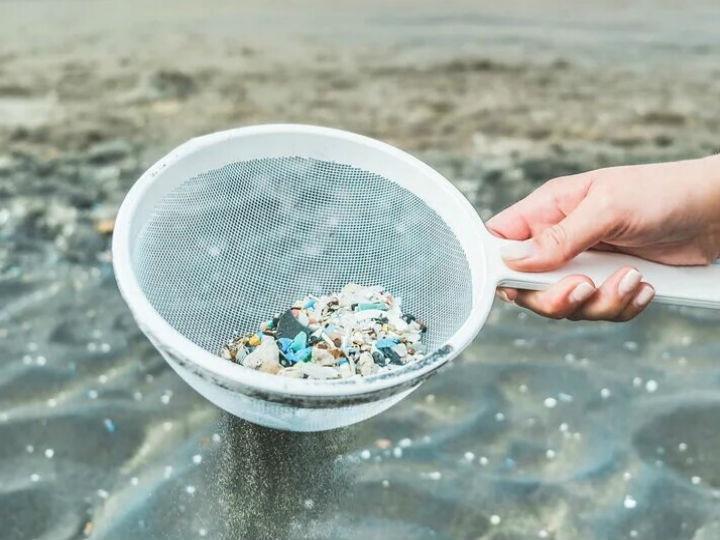 Τα πλαστικά μικροσωματίδια υπάρχουν πλέον παντού, από τα χιόνια της Αρκτικής έως το έδαφος των βουνών, το νερό των ποταμών και τους ωκεανούς. Κάθε χρόνο παράγονται περίπου 335 εκατομ. τόνοι νέου πλαστικού. Το μέγεθος των μικροσωματιδίων είναι από 0,02 έως 0,5 χιλιοστά.