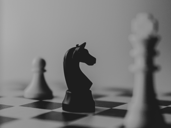«Τα τελευταία χρόνια, η ρωσική απειλή για την ειρήνη έχει αυξηθεί, με την παθητική στάση μεγάλου μέρους των ευρωπαϊκών πολιτικών δυνάμεων. Πολλοί ηγέτες δεν είχαν το θάρρος ούτε την αποφασιστικότητα να διακόψουν τους επιχειρηματικούς δεσμούς με το Κρεμλίνο.»