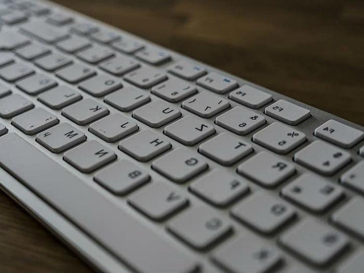 «Η πραγματικότητα θα συμβαδίζει με τον εθισμό ( λόγω των lockdown) στην εικονική εμπειρία. Στην επιτόπια περιήγηση του Κόσμου. Το οπτικοακουστικό θα εισβάλλει στο ασυνείδητο με ταχύτητες φωτός ώστε να αντικαταστήσει το Πραγματικό.»