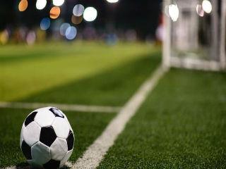 Σε μία ποδοσφαιρική εταιρεία θεωρούμε όλοι (αριστεροί ή δεξιοί, προοδευτικοί ή συντηρητικοί, μορφωμένοι ή αγράμματοι, έξυπνοι ή κουτοί) ότι θα πρέπει να ισχύει η αξιοκρατία. Δηλαδή, δεν υπάρχει δεύτερη γνώμη ότι θα πρέπει να φροντίσει η διοίκηση να βρει τους καλύτερους μάνατζερ και τους ικανότερους παίκτες. Προτιμούνται οι Έλληνες, αλλά κανένας δισταγμός δεν νοείται να υπάρξει αν ο προπονητής ή ο παίκτης είναι ξένος. Δεν έχει σημασία αν είναι αριστερός ή δεξιός, ή αν είναι ακόμα και οπαδός ή αντίπαλος της ομάδας. Αρκεί να ξέρει να παίζει καλά μπάλα και να βάζει γκολ ή να εμποδίζει να βάλουν γκολ στο τέρμα του οι αντίπαλοι. Υπάρχει κανένας φίλος του ποδοσφαίρου που να διαφωνεί σ’ αυτό; Όλοι ξέρομε πως δεν υπάρχει δεύτερη γνώμη. Γιατί αυτό υπαγορεύει η κοινή λογική.