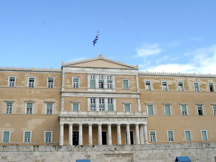 «Σίγουρα οι καθ’ ύλην αρμόδιοι υπουργοί της θα είχαν αφουγκραστεί καλύτερα τους υπερήχους που προμήνυαν το δεύτερο και τρίτο κύμα του διαβολεμένου ιού και θα χτυπούσαν τα τύμπανα της αντι-COVID προέλασης αντί να ανοιγοκλείνουν αμήχανα το ακορντεόν.»