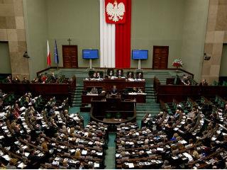 Οι δυο υποψήφιοι για το ύπατο αξίωμα έχουν διαμετρικά αντίθετες θέσεις και απόψεις για το ευρωπαϊκό μέλλον της χώρας, την παραμονής της στο ΝΑΤΟ και τις σχέσεις της με τη Ρωσία του Πούτιν. Ως εκ τούτου διαφέρουν και οι θέσεις τους απέναντι στον πόλεμο στην Ουκρανία.