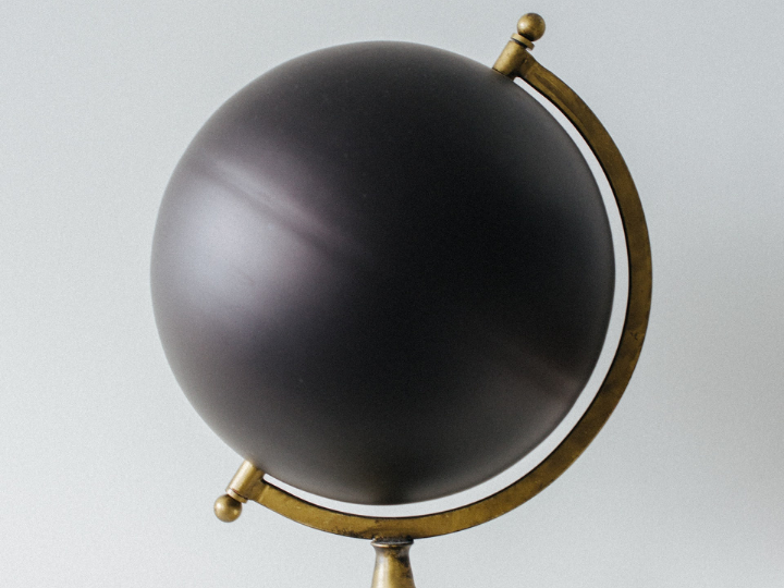 «Tα 30 τελευταία χρόνια, η διεθνής φιλελεύθερη τάξη, μετά από μια πρόσκαιρη άνοδο την περίοδο 1992-1997, υποχωρεί συνεχώς, ιδιαίτερα δε σε χώρες όπως η Ινδία και η Βραζιλία, οι οποίες σήμερα, ατύπως είναι μέλη μιας αντιδυτικής συμμαχίας».