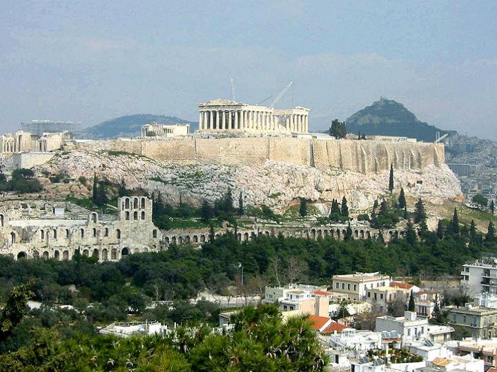 «Στην εργαλειοποίηση του πολίτη συμβάλλει επίσης η αποσπασματική προσέγγιση της πραγματικότητας στο πλαίσιο του επικοινωνιακού συστήματος των εικονικών μέσων ενημέρωσης, τα οποία δεν μπορούν να παρέχουν μια ολοκληρωμένη εικόνα του γίγνεσθαι, διότι η ροή των πληροφοριών είναι συνεχής και αλλάζουν τα δεδομένα διαρκώς, ενώ ο διαθέσιμος χρόνος για την επεξεργασία τους είναι ανεπαρκής.»
