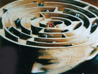 Και ποια αντίδραση να υπάρξει όταν βλέπει κανείς την αισθητική ασχήμια και στην παρουσία των εκπροσώπων της εξουσίας; Με κάποιες εξαιρέσεις που επιβεβαιώνουν τον κανόνα, οι άνθρωποι της εξουσίας απωθούν –και, εν τέλει, δείχνουν ποιοι είναι.