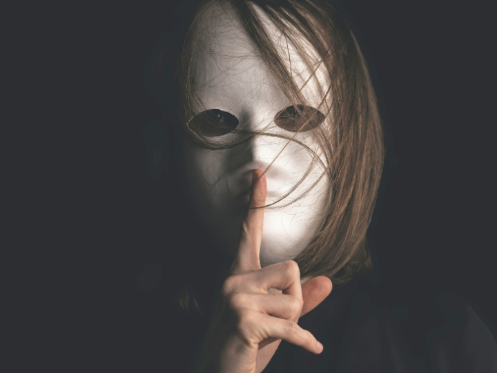  Τέτοια έμμεση καταπίεση επίσης ασκείται μέσω ψευδών καταγγελιών κατά αντιπολιτευομένων για άσκηση βίας ή για ηθικά ανάρμοστες συμπεριφορές, ιδιαίτερα στον τομέα των σεξουαλικών προτιμήσεων.