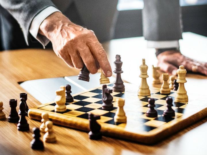 Η ρεαλιστική προσέγγιση της πραγματικότητας δείχνει, ότι δυστυχώς οι συνθήκες δεν έχουν ωριμάσει σε επαρκή βαθμό, ώστε η παγκόσμια συνεργασία να είναι εφικτή και αποτελεσματική. Ακόμη και στις επιμέρους κοινωνίες δεν υπάρχει αυτή η οπτική μεταξύ των κοινωνικών ομάδων, που τις συγκροτούν.