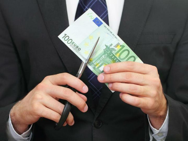 «Όλες οι πολιτικές που κύριο στόχο τους είχαν τη μείωση των δημοσίων δαπανών, ελάχιστα επηρέασαν την οικονομική δραστηριότητα. Αντιθέτως, όπως προκύπτει από τις μελέτες τους τα τριάντα τελευταία χρόνια, δημιούργησαν κλίμα εμπιστοσύνης και σταθερότητας, ευνοϊκό για επενδύσεις και άρα την ανάπτυξη».