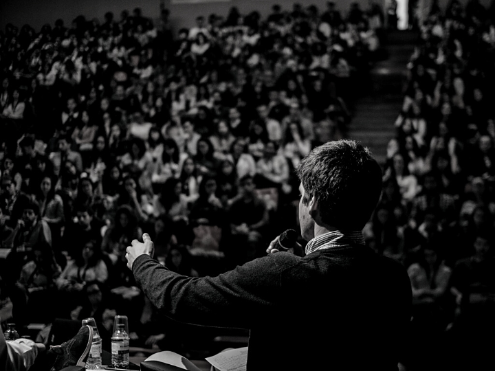 «Για να είναι λειτουργική και βιώσιμη η διαχείριση της πραγματικότητας, δεν μπορεί να στηρίζεται στην οπτική του μεγαλοϊδεατισμού, αλλά στην προώθηση του ανθρώπινου και του κοινωνικού συμφέροντος σε πλανητικό επίπεδο και στην πραγμάτωση της κοινωνικής δικαιοσύνης με ρεαλισμό».