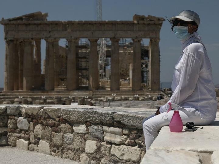 «Στις ΗΠΑ, όπου υπάρχουν πιο οργανωμένα στοιχεία –κάτι παραπλήσιο πρέπει να ισχύει και στην Ελλάδα–, η κρίση του COVID οδήγησε το 60% των εργαζομένων στις τέχνες, στη διασκέδαση και στην αναζωογόνηση των ανθρώπων να χάσουν τη δουλειά του και από αυτούς μόνο ένα 3% επέστρεψε με τη βοήθεια των μέτρων αντιμετώπισης της πανδημίας και ένα άλλο 3% άλλαξε δραστηριότητα.»