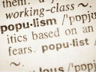 Ο μυημένος καταδέχεται ακολούθως να επιστρέψει στην θολή και πλανημένη καθημερινότητα για να την καταυγάσει με το θείον φως της «αληθινής αλήθειας» που φέρνει. Όπως, δηλαδή, ο πλατωνικός φιλόσοφος του σπηλαίου, ή –ακόμα χειρότερα!– το λενινιστικό κόμμα «νέου τύπου» που εμφυτεύει εκ των άνω στην συνείδηση των εμπειρικών προλετάριων την συνείδηση της ιστορικής τους αποστολής, την οποία αυτοί είναι ανίκανοι να κατανοήσουν εξ ιδίων μέσων. Η πολιτική γίνεται σωτηριολογική κατήχηση –που, όπως κάθε θεολογία που σέβεται τον εαυτό της, βασίζεται στην εντολή: «μην επιτρέπετε, προς Θεού, στην εμπειρία να καθοδηγεί την γνώση σας».