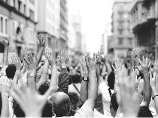 Στο σημείο αυτό, η Ελλάδα παρουσιάζει εξαιρετικό ενδιαφέρον. Εξ αιτίας της μεγάλης οικονομικής κρίσης, το ελληνικό κομματικό σύστημα ήταν το πρώτο που κατέρρευσε από την αντισυστημική επίθεση. Ωστόσο, η γενική αίσθηση είναι ότι το ελληνικό σύστημα, μετασχηματιζόμενο, απορρόφησε τους κραδασμούς και οι δημοσκοπήσεις της κοινής γνώμης δείχνουν την μερική έστω ανάκαμψη των «συστημικών» πολιτικών δυνάμεων.