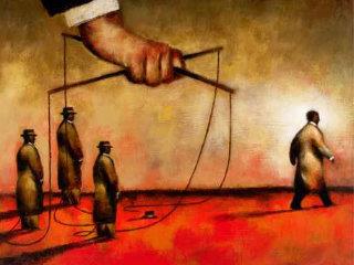 Με σημαία το λαϊκισμό, φροντίζουν να χαϊδεύουν τα αυτιά της μάζας, λέγοντας ότι για όλα φταίνε οι έξω που επιβουλεύονται την Πατρίδα μας κι εμείς άβουλοι και ανήμποροι καλούμαστε να πληρώσουμε τα σπασμένα.