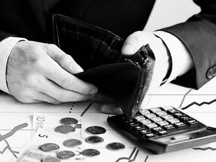 «Δίκαια θα διερωτηθεί εδώ κανείς. Αφού η πρακτική της δημοσίευσης δεν παράγει κανένα αποτέλεσμα, τότε γιατί διαιωνίζεται; Η παράδοξη απάντηση είναι: «Ακριβώς γι’ αυτό». Εν είδει τελετουργίας το πολιτικό σύστημα ρίχνει κάθε χρόνο κάποια στελέχη του βορά στο φιλοθεάμον κοινό.»