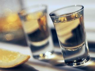 Σύμφωνα με την μελέτη του ΙΟΒΕ, η αύξηση των φόρων στα αλκοολούχα ποτά ενισχύει τα κίνητρα για διασυνοριακές αγορές από γειτονικές χώρες, κυρίως την Βουλγαρία, στις οποίες εφαρμόζονται χαμηλότεροι συντελεστές ΕΦΚ και δίνει ώθηση στην διεξαγωγή λαθρεμπορίου και νοθείας, με αρνητικές συνέπειες στην ανθρώπινη υγεία, οδηγώντας τελικά σε μεγάλης έκτασης φοροδιαφυγή.