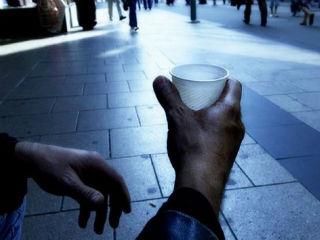 Τίποτα το συγκεκριμένο, τίποτα το σχετικό με το τώρα, το παρόν. Κάνουν το ίδιο που κάνει όλο το πολιτικό σύστημα εξουσίας. Γενικές αναφορές σε μια θεωρητική ανάπτυξη, σε θεωρητική προσέλκυση επενδύσεων, χωρίς στρατηγικό σχεδιασμό και οικονομική διπλωματία. Καμία κουβέντα για συγκεκριμένο μοντέλο σταδιακής κατάργησης φόρων και αυτόματων αποδοτικών αντισταθμίσεων στα δημόσια έσοδα, αν δεν γίνουν επενδύσεις. 