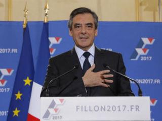 Σε ό,τι αφορά την οικονομία, ο Φιγιόν ασπάζεται τον φιλελευθερισμό, και συχνά χαρακτηρίζεται η Μάργκαρετ Θάτσερ της Γαλλίας, ενώ η Λε Πεν τάσσεται υπέρ του προστατευτισμού. Και ενώ ο Φιγιόν επιθυμεί μείωση των δημοσίων υπαλλήλων κατά 500.000 άτομα, η Λε Πεν υποστηρίζει έναν ισχυρό κρατικό μηχανισμό.