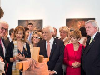 O Πρόεδρος της Ελληνικής Δημοκρατίας κύριος Προκόπιος Παυλόπουλος και ο Πρόεδρος της Ομοσπονδιακής Δημοκρατίας της Γερμανίας κύριος Φρανκ-Βάλτερ Σταϊνμάιερ εγκαινίασαν στις 10.06.17 στο Κάσελ το δεύτερο τμήμα της documenta 14.