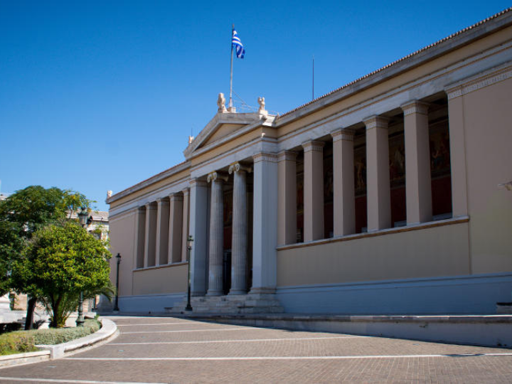 «Η κατάσταση στα ελληνικά πανεπιστήμια τις τελευταίες δεκαετίες δημιουργεί σοβαρά προβλήματα στους κοινωνικούς θεσμούς, στην ποιότητα του ανθρώπινου δυναμικού και στη διεθνή εικόνα της χώρας, αλλά ταυτόχρονα στερεί την Ελλάδα από την επιρροή της παγκοσμίου φήμης πολιτιστικής της κληρονομιάς.»