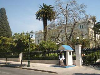 Ήταν μεγάλη και ιστορική η ευθύνη για τον Έλληνα Πρόεδρο της Δημοκρατίας, να άφηνε τις συνηθισμένες γενικότητες περί της συνέχισης της πορείας της χώρας στην ευρωζώνη και να έπαιρνε θέση, να τιμήσει το ύψιστο ρόλο του με την παραίτηση του ώστε να γίνει αναπομπή της πράξης.