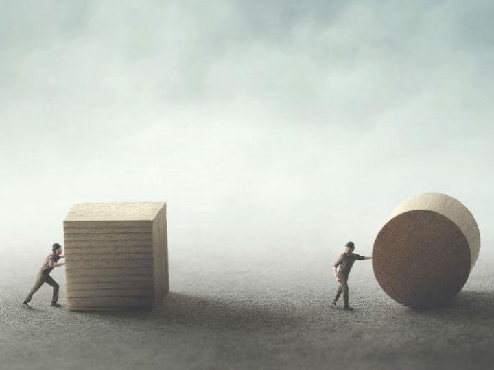 «Μένει να αναλογισθεί κανείς, ποιοι στις μέρες μας εκφράζουν το προοδευτικό και ποιοι το συντηρητικό. Ποιοι έχουν μείνει στον προηγούμενο αιώνα και ποιοι βλέπουν μπροστά με σκοπό να εκσυγχρονίσουν την κοινωνία, με σκοπό να σταθεί ισάξια στην εποχή του ανταγωνισμού, που οδηγεί τους άξιους μπροστά και ξεχωρίζει την ήρα από το στάχι.»