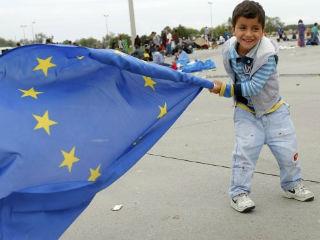 Η ένταξη μπορεί να αποβεί αποτελεσματική μόνο αν όλοι οι ενδιαφερόμενοι παράγοντες διαδραματίσουν τον ρόλο που τους αναλογεί: τα θεσμικά όργανα της ΕΕ, οι εθνικές και τοπικές αρχές, οι κοινωνικοί και οικονομικοί εταίροι και οι οργανώσεις της κοινωνίας των πολιτών. Η συνεργασία με σκοπό την ένταξη καθορίζει βασικές αρχές για την ένταξη των προσφύγων στην αγορά εργασίας, οι οποίες περιλαμβάνουν την όσο το δυνατόν ταχύτερη παροχή στήριξης, τη μέριμνα ώστε τα οφέλη από την ένταξη να διαχέονται τόσο στους πρόσφυγες όσο και γενικότερα στην οικονομία και την κοινωνία, και τη διασφάλιση μιας πολυσυμμετοχικής προσέγγισης.