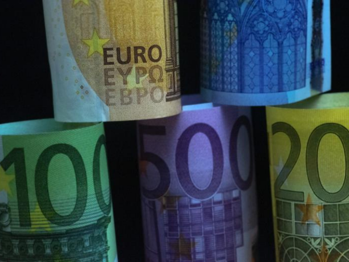 Η πρόβλεψη του Γραφείου για ανάκαμψη 2,7% είναι από τις πιο απαισιόδοξες προβλέψεις που έχουν διατυπωθεί έως τώρα. Η Κομισιόν και η κυβέρνηση προβλέπουν 3,5%, η Εθνική Τράπεζα 4,7% και μόνο ο ΟΟΣΑ είναι πιο απαισιόδοξος προβλέποντας 0,9%. Για το πρώτο τρίμηνο, το ΓΠΚΒ προβλέπει ύφεση 7%.